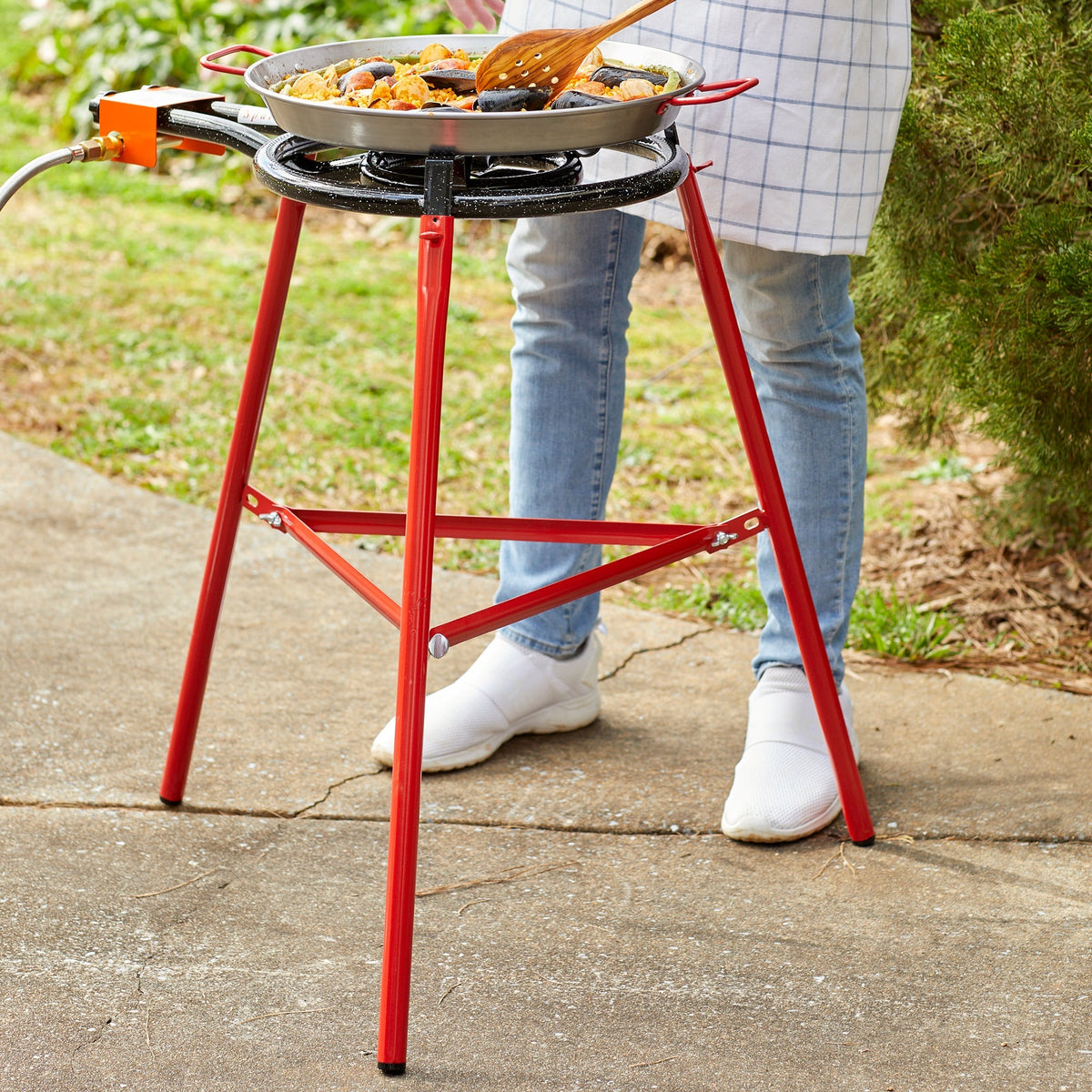 Photo of a medium paella burner with a paella pan