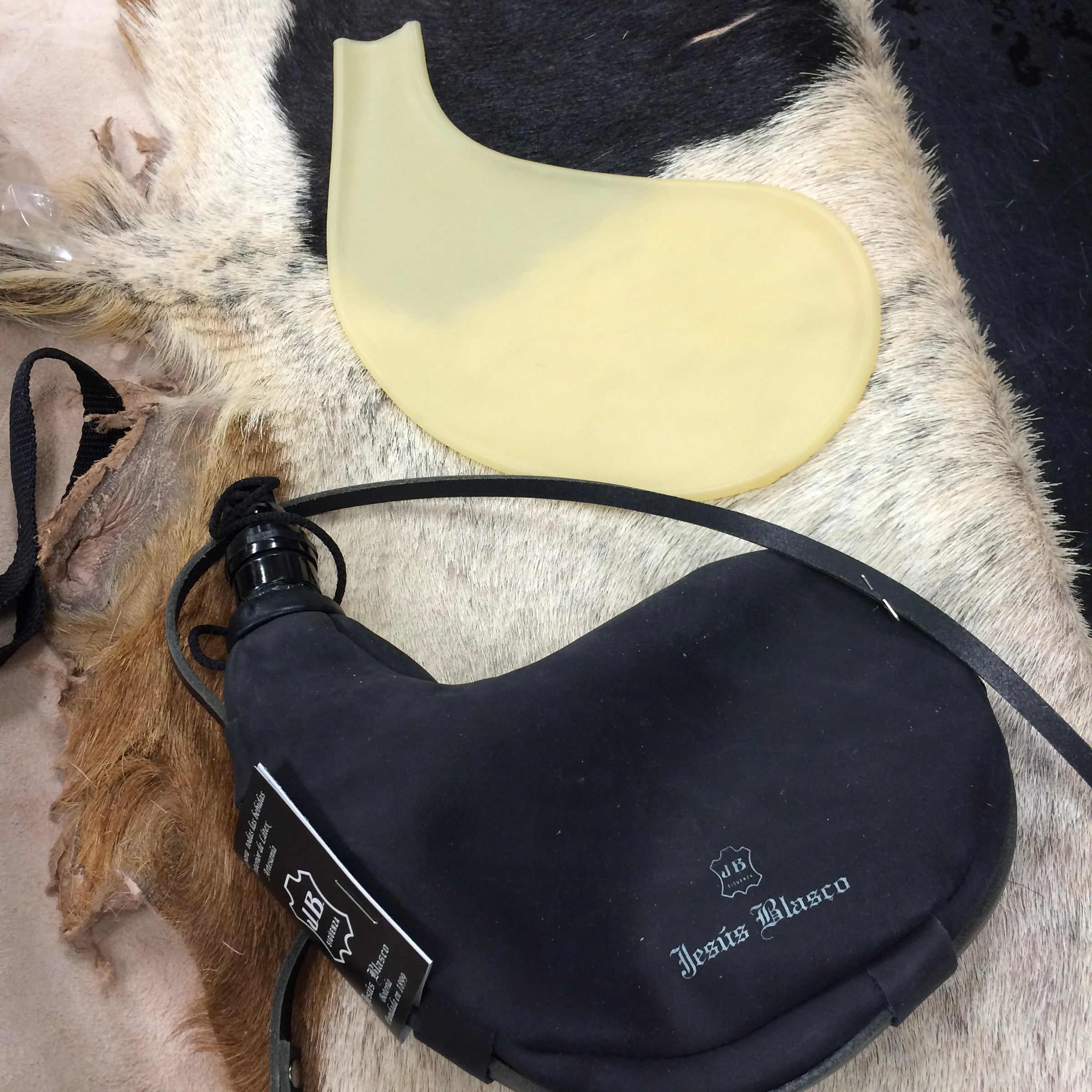 Tan Handmade Bota Wineskin - Easy Care Latex Lining